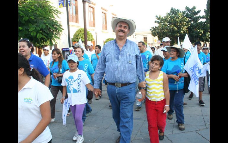 Zermeño cerró campaña seguido de una comitiva en su apoyo. ESPECIAL  /