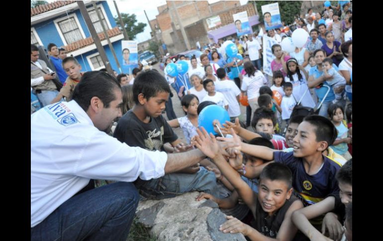 Sergio Silva durante el mitin en Lomas del Cuatro. ESPECIAL  /