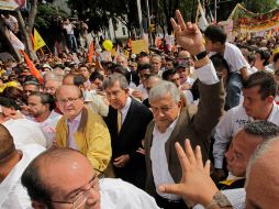 Cárdenas y López Obrador marchan en la Ciudad de México como parte del cierre de campaña del candidato presidencial. AP  /