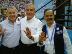 Fernando Guzmán compartió una fotografía en su cuenta de twitter con Emilio González y Gustavo Madero (der) presidente del PAN.  /