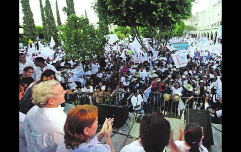 Fernando Guzmán concluyó su actividad proselitista en este municipio con un mitin ante miles de simpatizantes. ESPECIAL  /