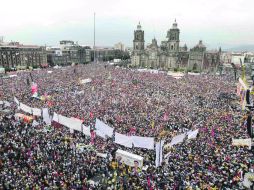 La Plaza de la Constitución resultó pequeña para los miles de seguidores de López Obrador que asistieron al cierre de campaña. REUTERS  /