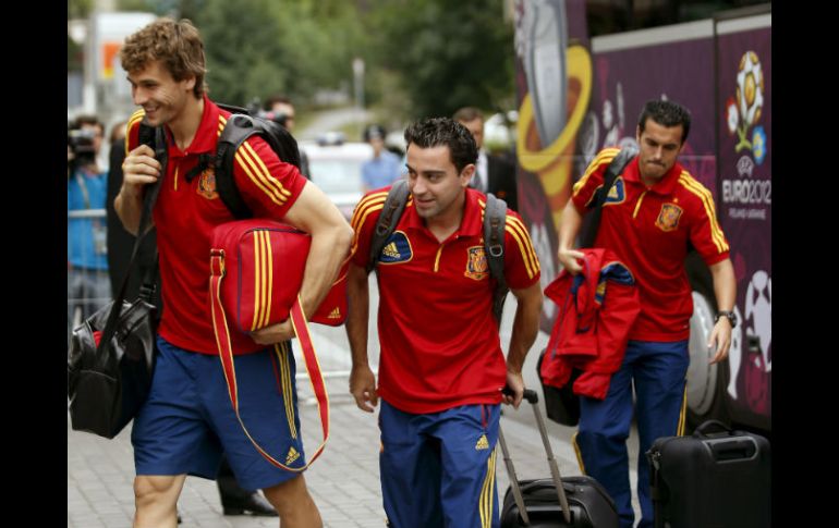 Los jugadores de la selección española a su llegada a Kiev, donde permanecerán concentrados, para la final de la Eurocopa 2012. EFE  /