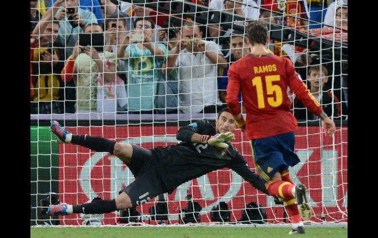 Ramos contribuyó en la victoria de España ante Portugal al anotar con éxito desde los 11 pasos en el partido de la semifinal. ARCHIVO  /