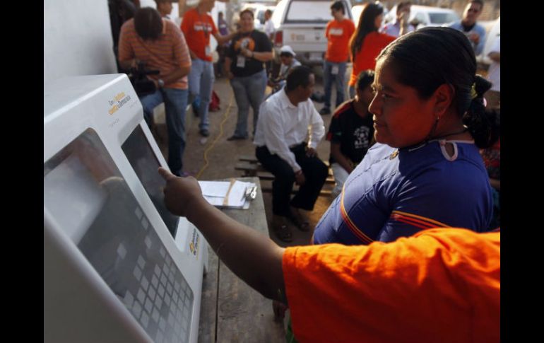 Durante un simulacro con urna electrónica en Mezquitic, Jalisco. ARCHIVO  /