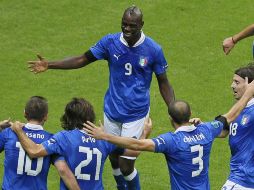 Mario Balotelli (c) celebra con sus compañeros su primer gol ante Alemania. AP  /