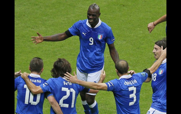 Mario Balotelli (c) celebra con sus compañeros su primer gol ante Alemania. AP  /