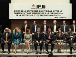 Los candidatos presidenciales asisten a la ceremonia de firma del compromiso por la Civilidad, en el IFE. EL UNIVERSAL  /