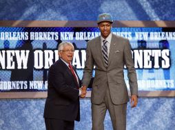 David Stern da la mano a Anthony Davis primera selección en el Draft de la NBA. REUTERS  /