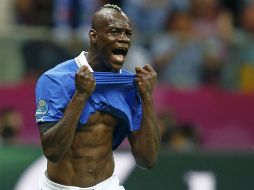 Mario Balotelli celebra el segundo gol de Italia ante Alemania. REUTERS  /