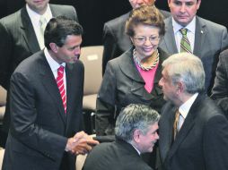 El apretón de manos entre Enrique Peña Nieto y Andrés Manuel López Obrador fue uno de los momentos esperados de la ceremonia. REUTERS  /