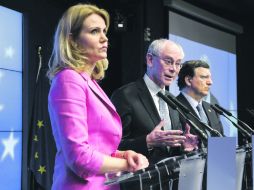 La ministra Helle Thorning; el presidente del Consejo Europeo, Herman Van Rompuy, y el presidente de la CE, José Manuel Barroso. EFE  /