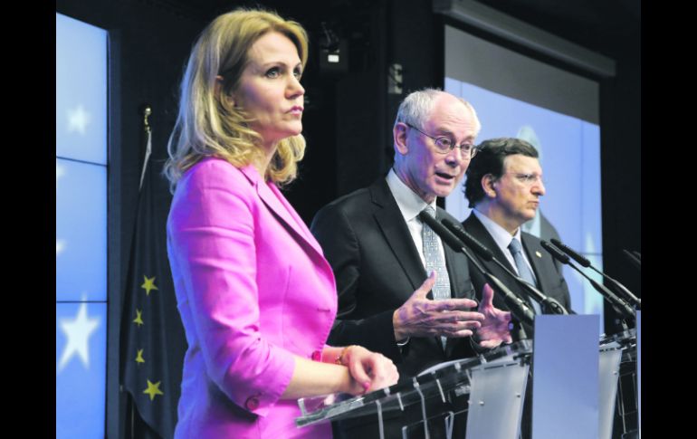 La ministra Helle Thorning; el presidente del Consejo Europeo, Herman Van Rompuy, y el presidente de la CE, José Manuel Barroso. EFE  /