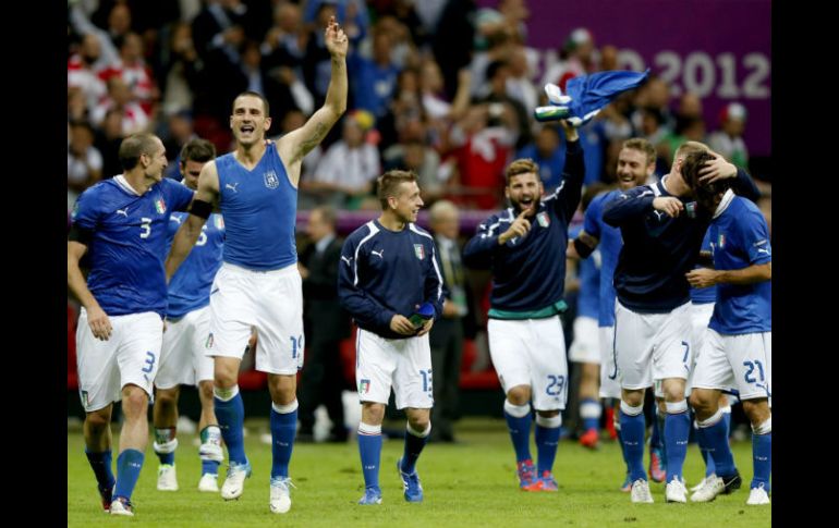 Jugadores italianos celebran el triunfo ante Alemania, juego disputado en Varsovia. EFE  /