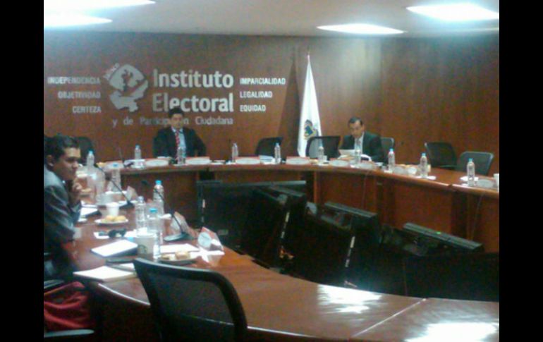 Imagen de la sesión del IEPC Jalisco, practicamente vacía, durante la partición del consejero, Nauhcatzin Bravo.  /