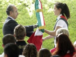 María Espinoza (d) recibió el lábaro patrio en representación de los atletas que irán a los próximos Juegos Olímpicos. REUTERS  /