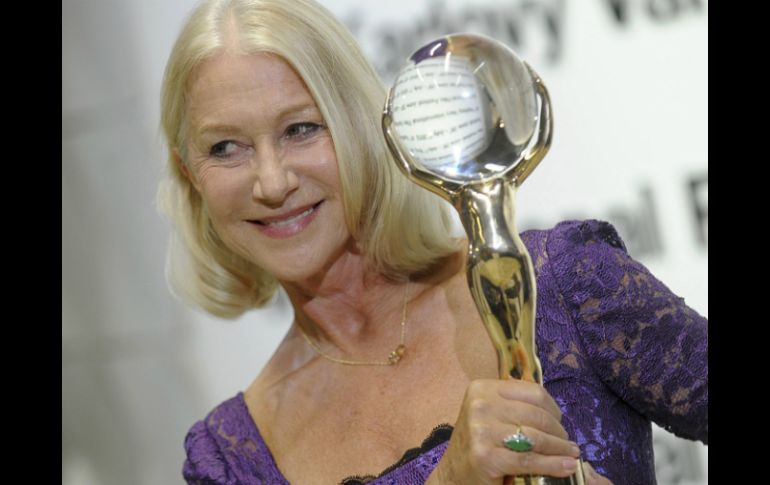 Mirren se mostró conmovida al recibir el Globo de Cristal de Karlovy Vary. EFE  /