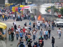 Escena del enfrentamiento entre policías y presuntos colonos de Tepito el pasado miércoles. EL UNIVERSAL  /