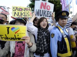 El uso de energía y armas nucleares ha sido un tema polémico. En Japón, personas se manifiestan en contra de la energía nuclear. EFE  /