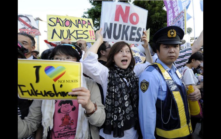 El uso de energía y armas nucleares ha sido un tema polémico. En Japón, personas se manifiestan en contra de la energía nuclear. EFE  /