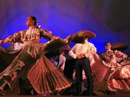 El Ballet Folclórico de la UdeG está integrado por 15 parejas de bailarines.ARCHIVO  /