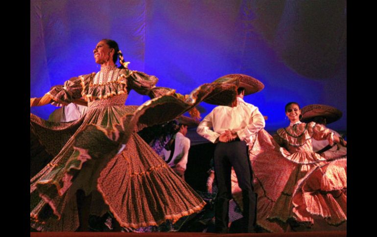 El Ballet Folclórico de la UdeG está integrado por 15 parejas de bailarines.ARCHIVO  /