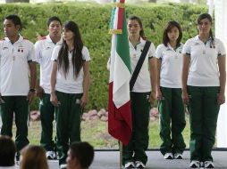 María del Rosario Espinoza lleva la bandera luego de la ceremonia de esta mañana en Los Pinos. MEXSPORT  /