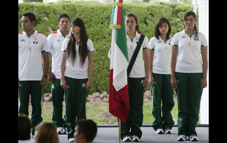 María del Rosario Espinoza lleva la bandera luego de la ceremonia de esta mañana en Los Pinos. MEXSPORT  /