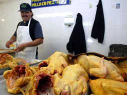 Hasta el momento, la alerta sanitaria no ha afectado el abasto de pollo en el país. ARCHIVO  /