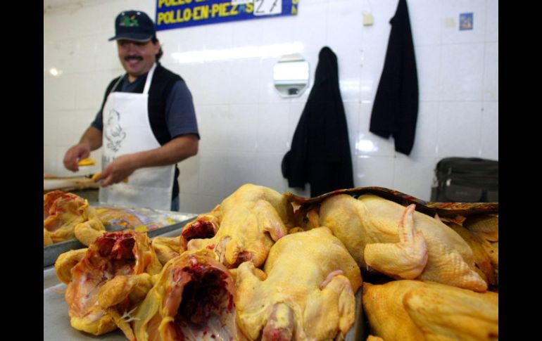 Hasta el momento, la alerta sanitaria no ha afectado el abasto de pollo en el país. ARCHIVO  /