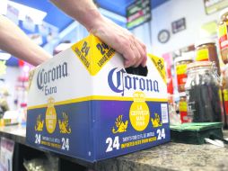 El nuevo conglomerado prevé producir 400 millones de hectolitros de cerveza al año, un récord mundial. AP  /