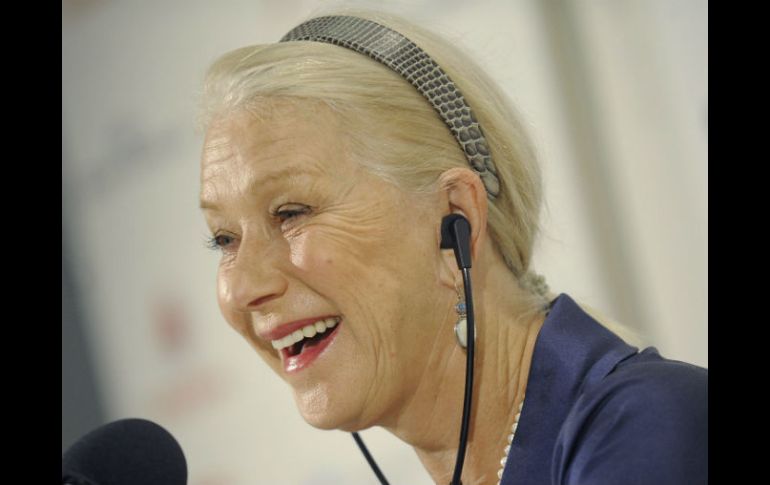 Helen Mirren sonríe durante una rueda de prensa en el Festival de Cine Karlovy Vary en la República Checa. EFE  /