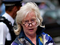 Susan Benn, abogada de Julian Assange, declaró ayer ante la prensa enfrente del consulado de Ecuador en Londres. EFE  /