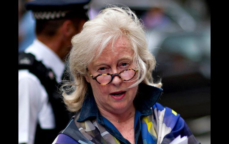 Susan Benn, abogada de Julian Assange, declaró ayer ante la prensa enfrente del consulado de Ecuador en Londres. EFE  /