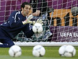 Gianluigi Buffon dice que pueden darle una sorpresa a España en la final de la Eurocopa. EFE  /