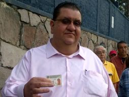 Imagen de Francisco Ayón mientras esperaba en la fila para votar.  /