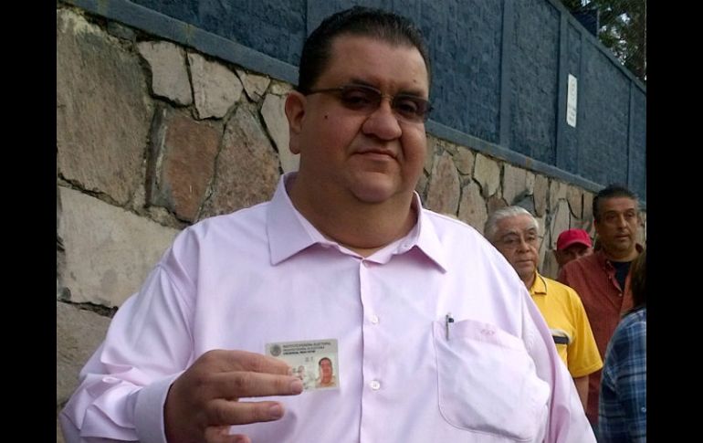 Imagen de Francisco Ayón mientras esperaba en la fila para votar.  /