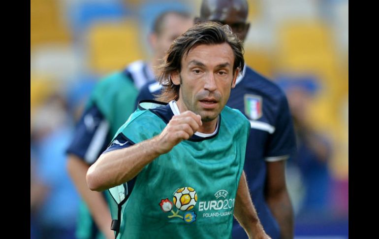 Andrea Pirlo supone que España sabe que tiene que restringir su tiempo de posesión de la pelota. AFP  /