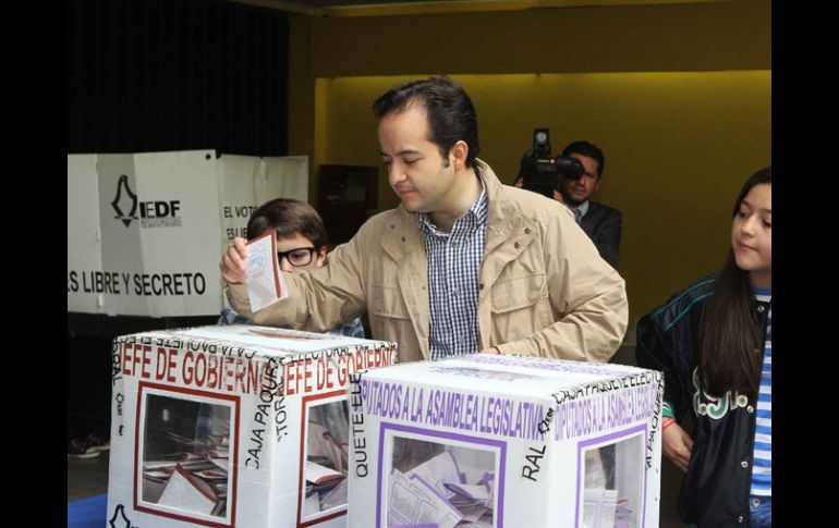 Momento en el que el secretario de Gobernación emite su sufragio. NOTIMEX  /