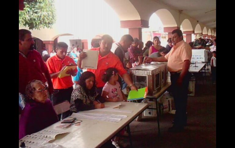 Las largas filas de votantes que hay en las diferentes casillas se deben a la gran afluencia de ciudadanos que están saliendo a votar.  /