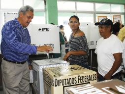 Imagen de Cárdenas depositando su sufragio en la urna. ESPECIAL  /