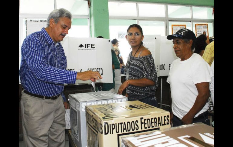 Imagen de Cárdenas depositando su sufragio en la urna. ESPECIAL  /