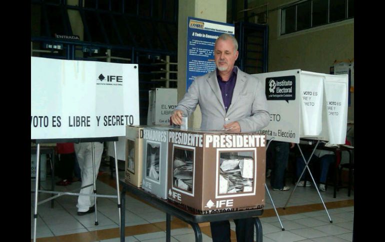 Raúl Padilla deposita su voto en las urnas de la casilla 757 del Distrito 8.  /