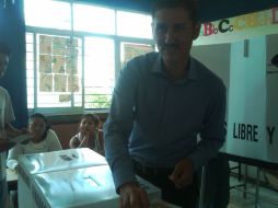 El candidato panista acudió a una casilla en Zalatitán a emitir su voto.  /