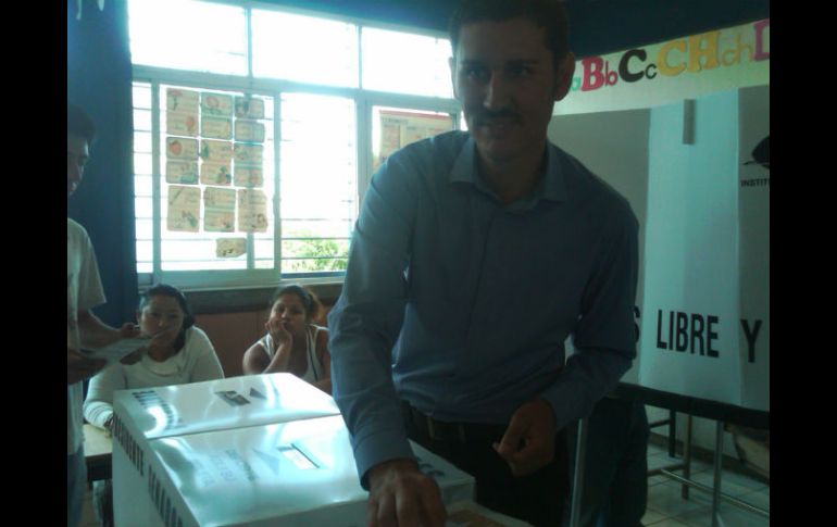 El candidato panista acudió a una casilla en Zalatitán a emitir su voto.  /