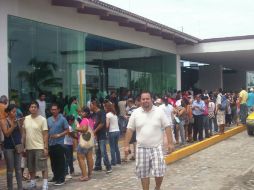 Turistas esperan su turno de votar en las urnas ubicadas en la Central Camionera de Vallarta.  /