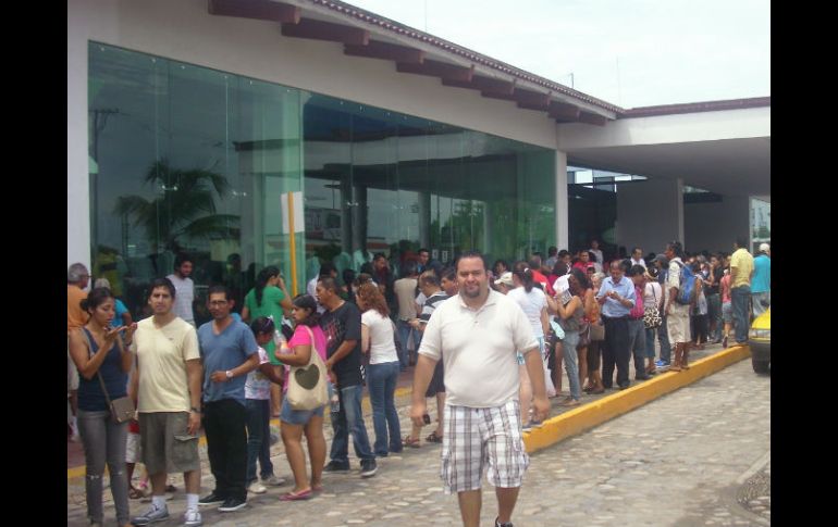 Turistas esperan su turno de votar en las urnas ubicadas en la Central Camionera de Vallarta.  /