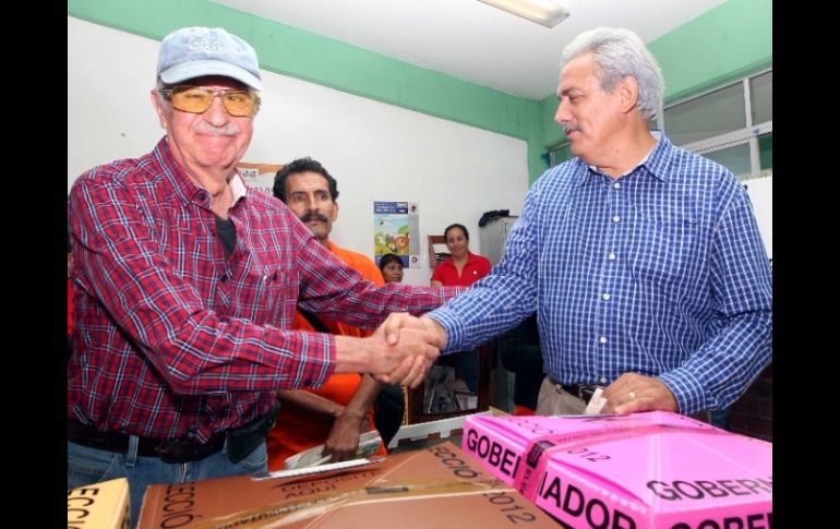 En el centro de votación al que acudió temprano saludó a algunos de los presentes.  /