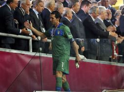 Buffon, al momento de recoger la medalla de segundo lugar. AP  /