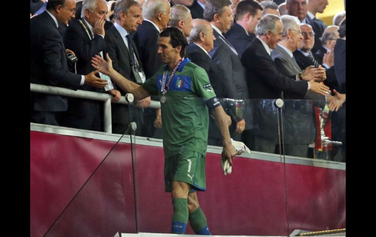 Buffon, al momento de recoger la medalla de segundo lugar. AP  /